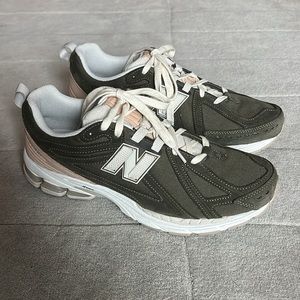 NEW BALANCE 1906F men’s sneakers 11.5 green